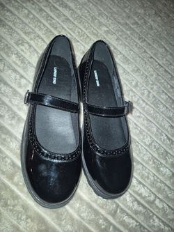 Shoes size 7
