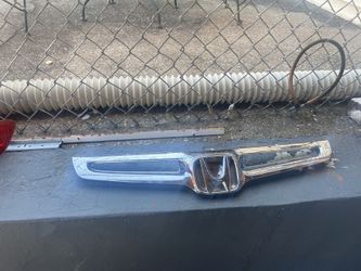 03-05 Honda Accord grill chrome OEM