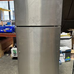 Whirlpool  30in Top Freezer Refrigerator LIKE NEW 