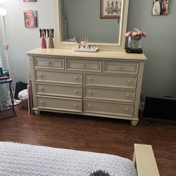 Almost new Queen Bedroom set