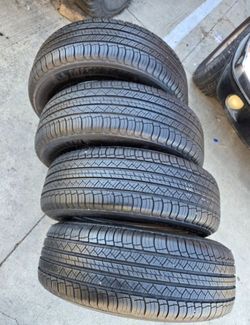 235 65 18 Michelin con 80% de vida las 4 They all have 80% of their life remaining.