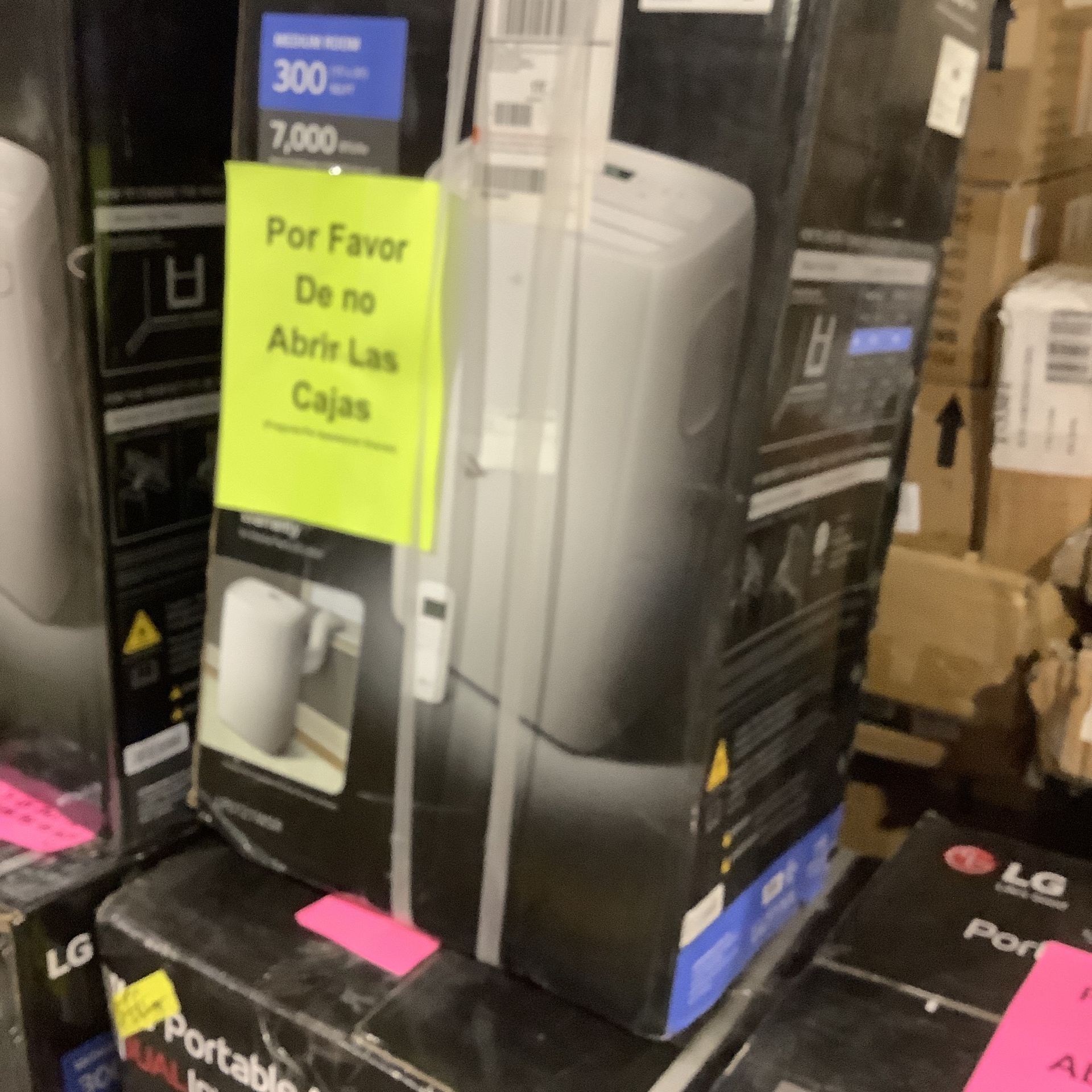 LG Electronics 7,000 BTU (DOE) 115 Volt Portable Air Conditioner LP0721WSR Cools 300 Sq. Ft. with Dehumidifier Function and LCD Remote