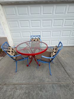 Patio set round table and 3 chairs with cushions
