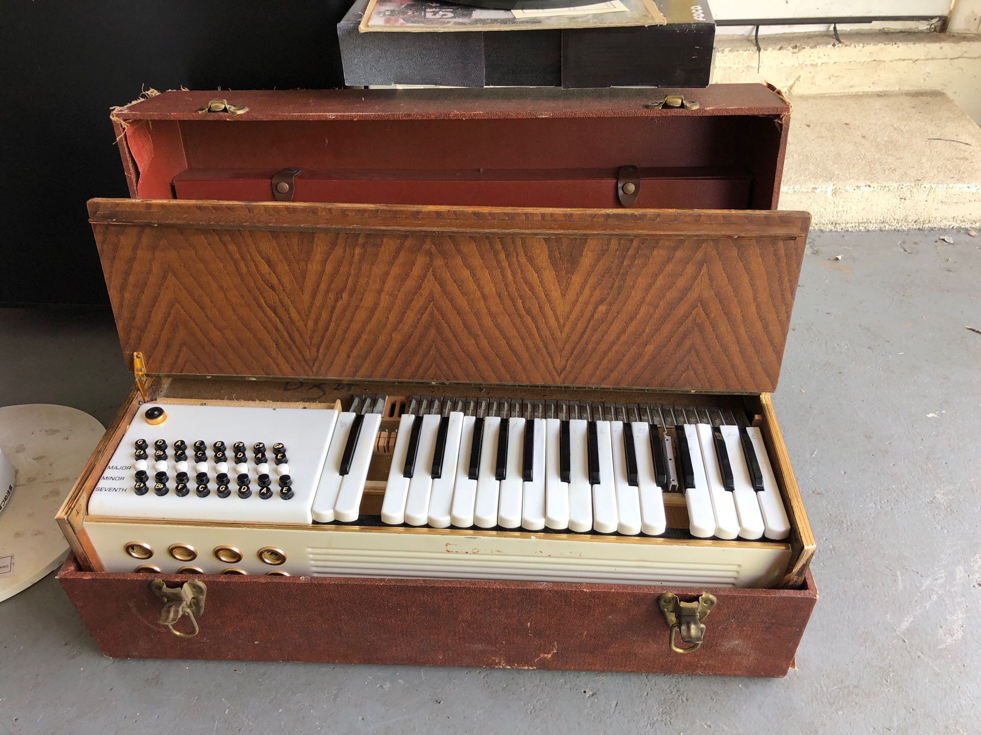 Antique electric organ