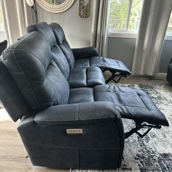 Like New Kingston 3 Power Sofa in Ocean Blue (plz read description) ( pickup 98008)