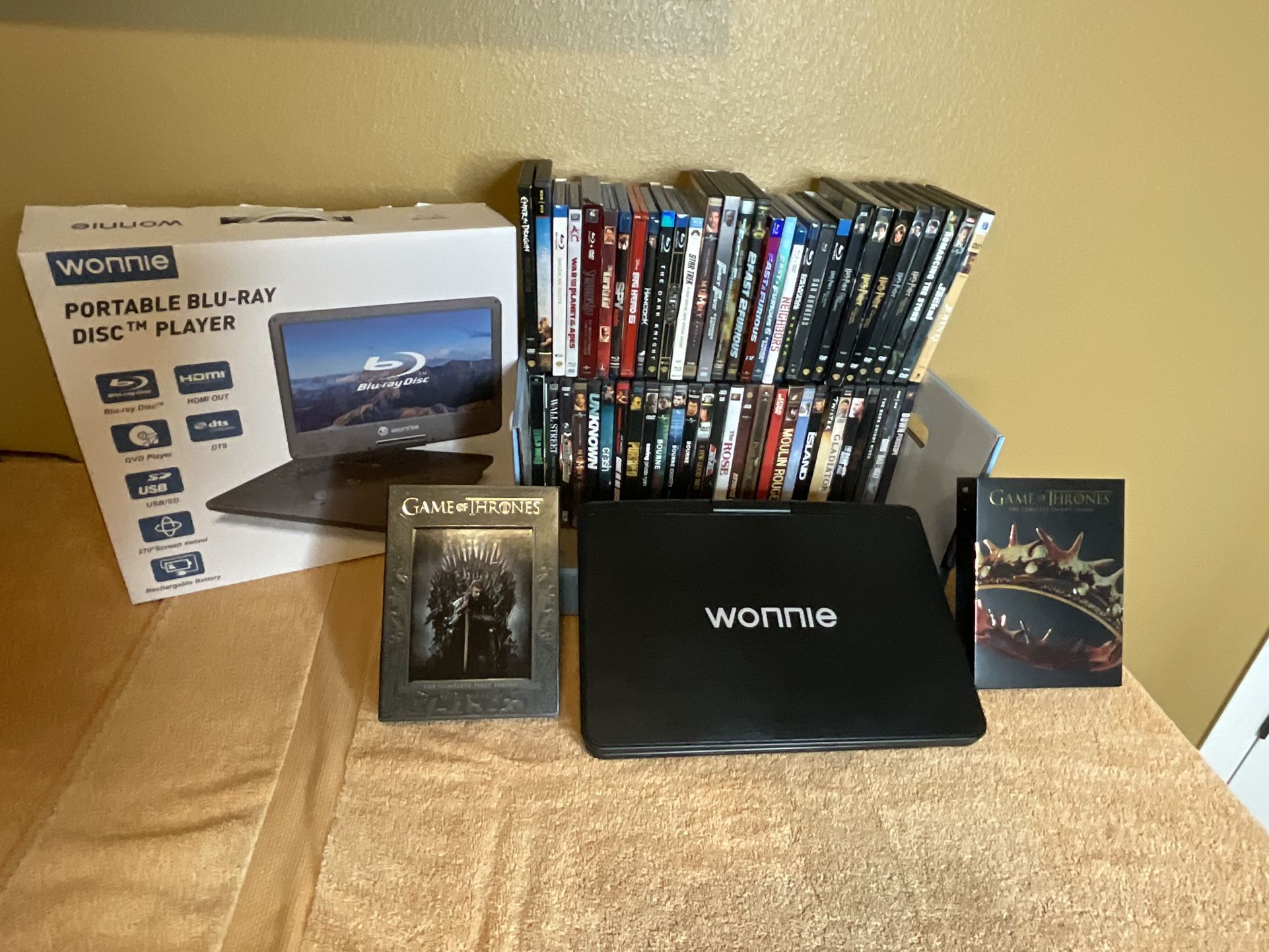 Portable Blue Ray Player (Wonnie 16.9”) ~ 60 Blue Ray & DVD Movies ~ Bundle ~ Excellent