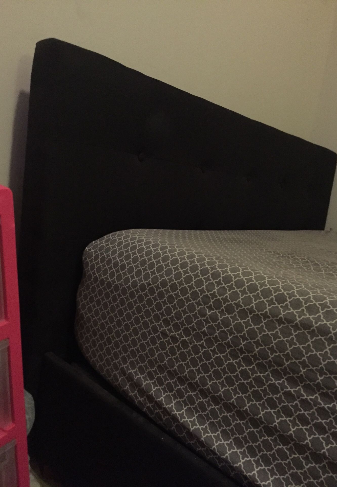 Upholstered Platform Bed (BLACK)