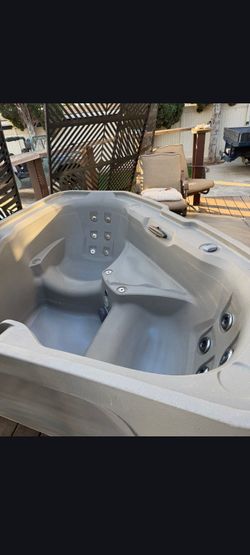 2 person tristar model hot tub   spa