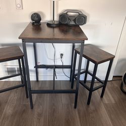 Table and chairs like new