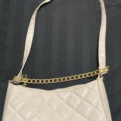 WHITE FANCY CLUTCH PURSE WITH GOLD CHAIN