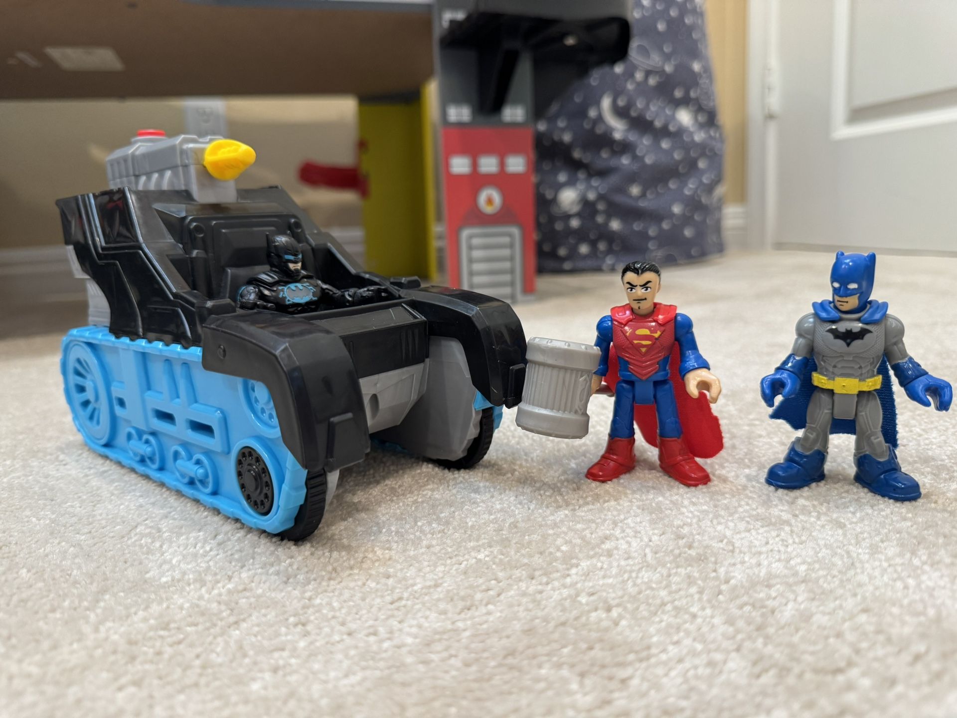 Imaginext Batman Tank With Superman And Extra Batman