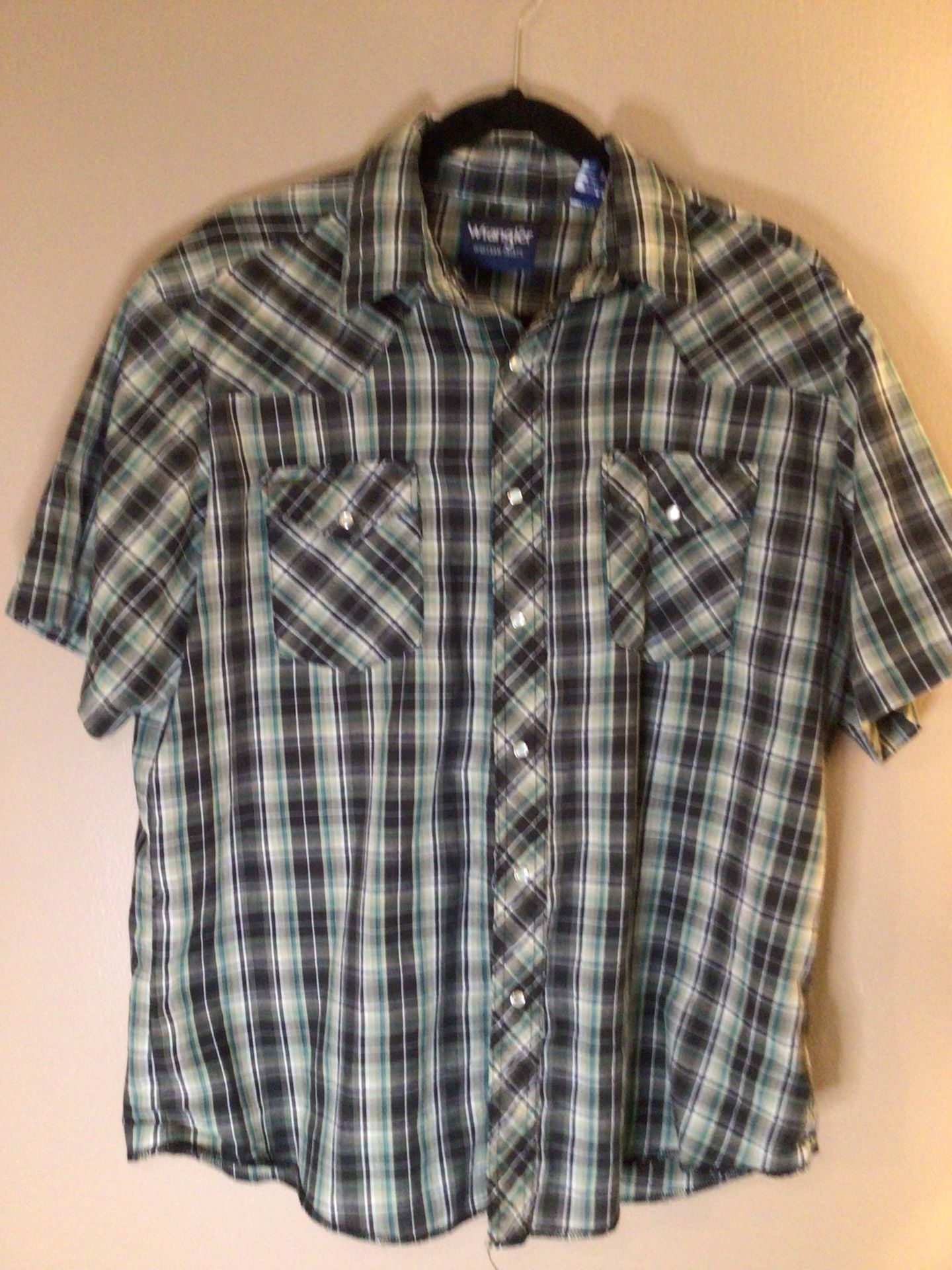 Wrangler western shirt with pearl snap closure