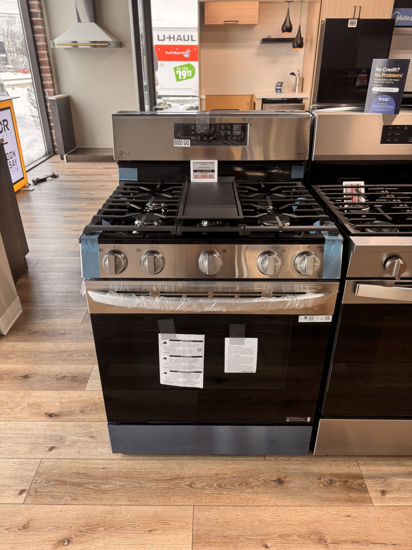 New LG 5.8 cu. ft. Gas Range with Convection lrgl5823s
