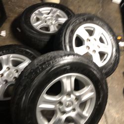 Toyota Tundra oem wheels and tires no curb rash on 275/65/18 tiresi