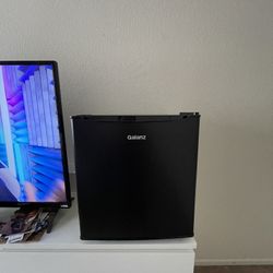 Galanz 1.7 Cu ft. Single Door Mini Fridge