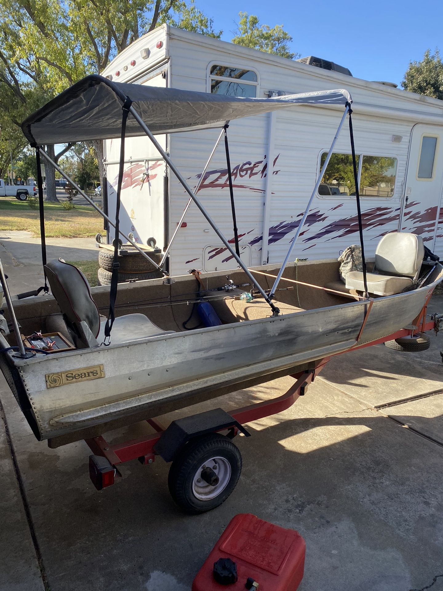 Aluminum fishing boat