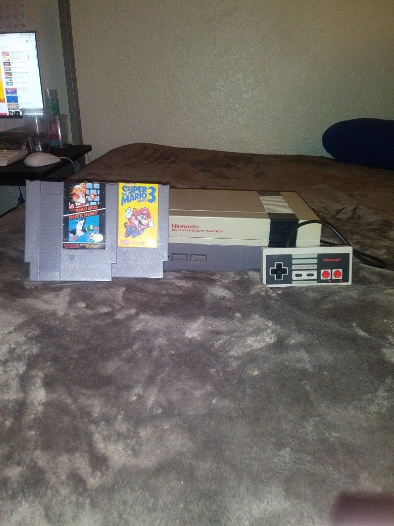Nintendo NES For Sale Good Condition Cones With Classic Super Mario Bros/3 And Duck Hunt⁰