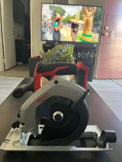 Milwaukee M18 skilsaw 6 1/2 tool only firme precio