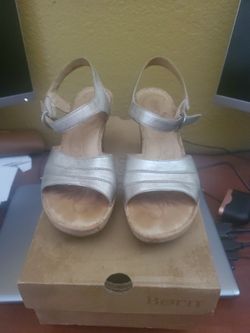 Women's Born Gold Sandal Size 8/39