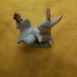 LLADRO #5888 RABBIT AND BUTTERFLY THAT TICKLES