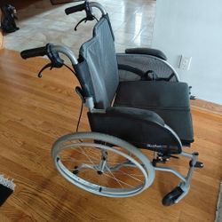 🔥 ULTRA Feather-Light Wheelchair – Like New! 🔥