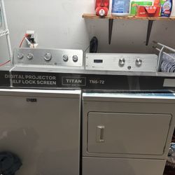 DIGITAL PROJECTOR SELF LOCK SCREEN TITAN TNS 72