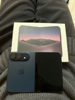 Apple Duo 512GB Night Sky IN HAND