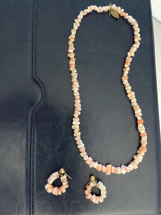 BEAUTIFUL CORAL COLOR SHELL NECKLACE AND MATCHING EARRINGS SET