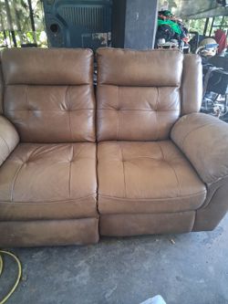 AHSLEY FURNITURE.. PLUSH LEATHER PUSH BUTTON LAY FLAT