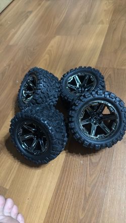 Traxxas rustler 4x4 tires (brandnew)