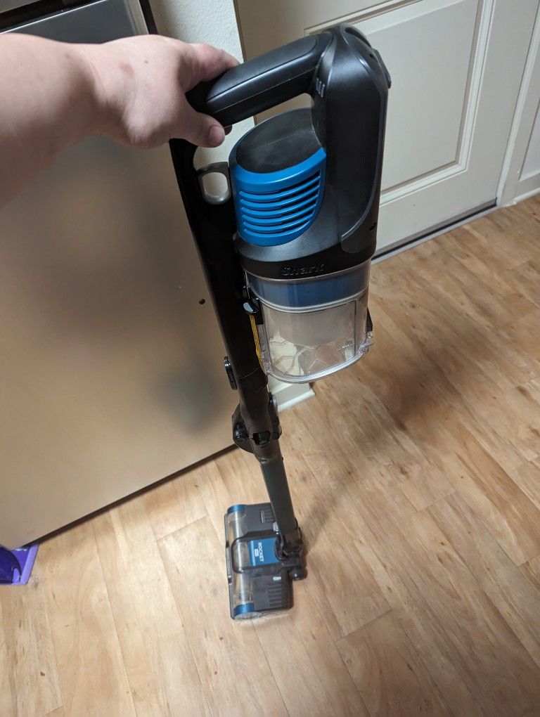 Shark Cordless Vacuum (Model IZ140) for Sale in Seattle, WA OfferUp