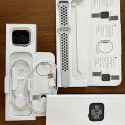 Apple Watch Series 5 Nike 44mm Pure Platinum/Black Nike Sport Band