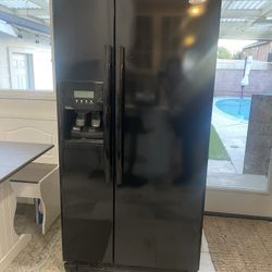 Whirlpool Black Indoor Ice Fridge