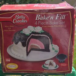 Betty Crocker Bake'n Fill four piece bake set in Excellent condition. 
Create amazing fill cakes. Dome Pan included.
Recipes included.