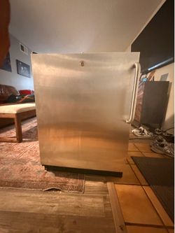 Summit Accucold ALB753B 5.5 cu ft ADA Undercounter Fridge – For Parts or Repair