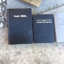 Biblias. En Español. Inglés.$35 Las Grandes. $25 Chicas.