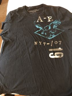 American Eagle mans large navy blue Tshirt