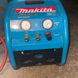 Makita 2.5 HP 4.2 Gallon Air Compressor With Hose