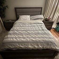 Bed frame + 2 nightstand In good condition Queen