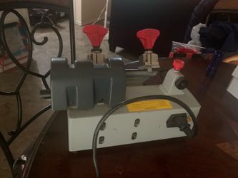 Key cutting machine