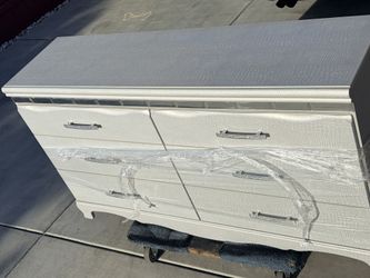 Modern Ashely’s furniture 6 Drawer Dresser Diamond Knobs (Tall chest sold separately)