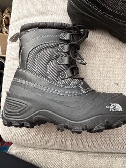 Brand New Kids North Face snow boots size 12