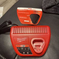 Milwaukee M12 12-Volt Lithium-Ion Battery charger 