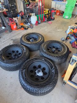 Pro Comp 5x5 or 5x127mm Tires and Rims Cooper Discoverer Road and Trail AT