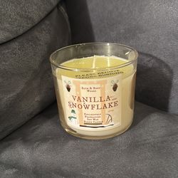 New Bath & Body Works Vanilla Snowflake Single Wick Candle
