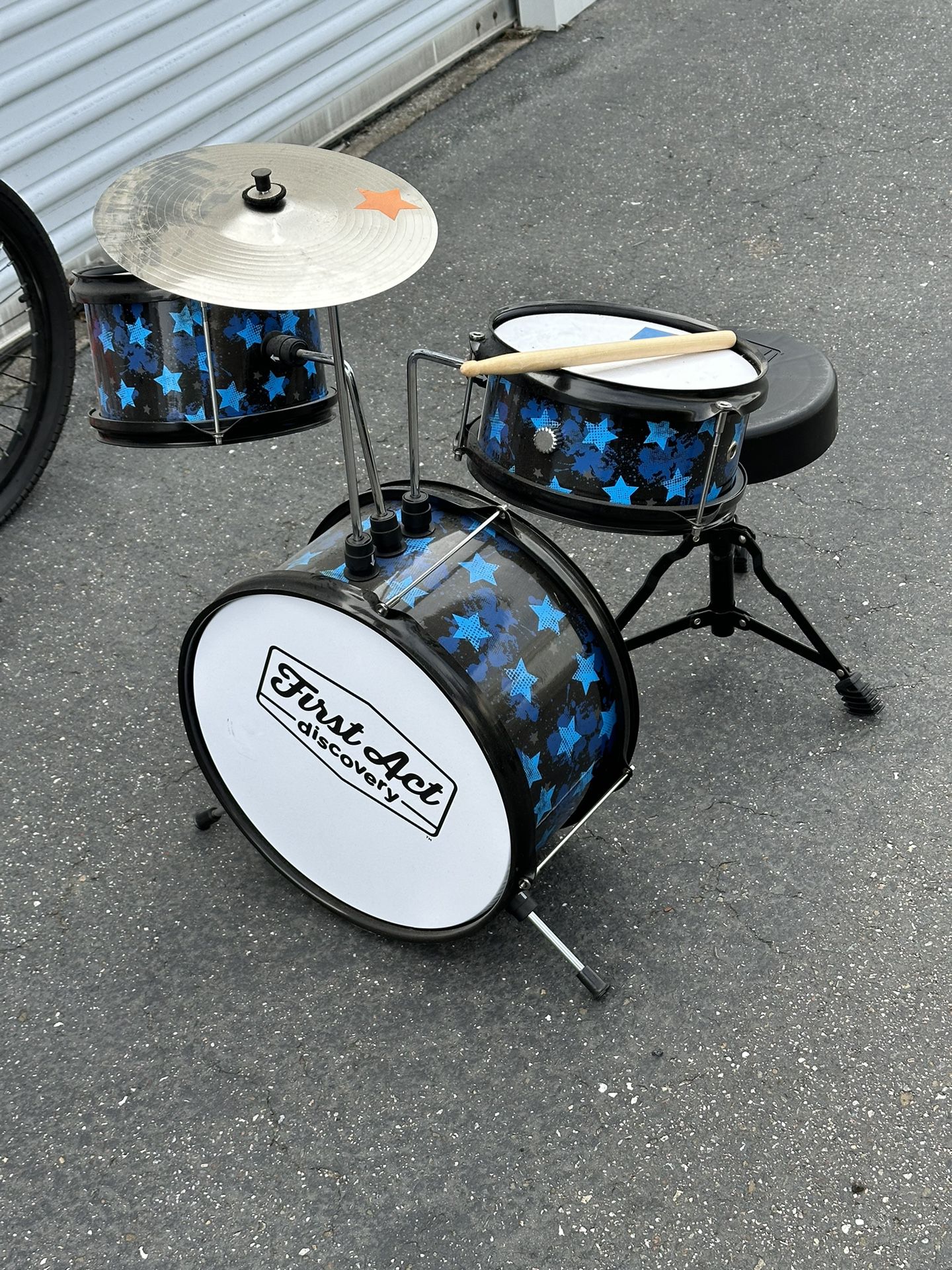 Child's drum set never used