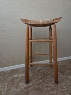 28" bar stool with 12" tight woven seat, like new $10.00