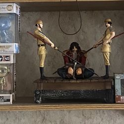 Gold Roger Figurine With 9 Funkos 