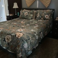 Queen Bed, Dresser, Mirror Two Night Stands, 