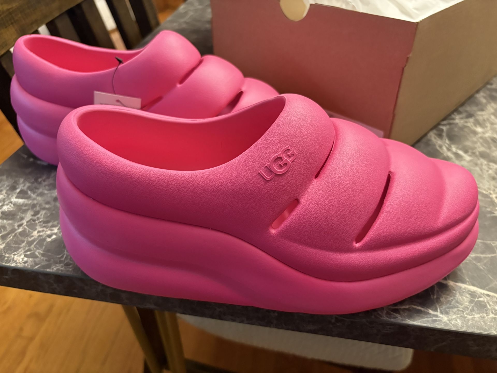 UGG K Sport Yeah Clog Crocs Sandals Women’s Size 11W Pink